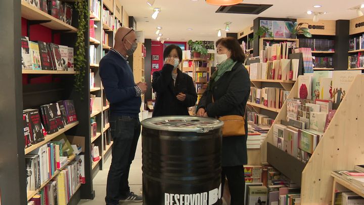 Seo Mi-ae (à droite) en compagnie de sa traductrice et de&nbsp;Bruno Bachelier, responsable de la librairie Réservoir Books à Besançon. (D. Colle / France Télévisions)