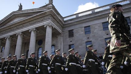 Les soldats commémorent le centenaire du soulèvement qui a mené à l'ndépendance de l'Irlande, 27 mars 2016
 (Peter Morrison/AP/SIPA)