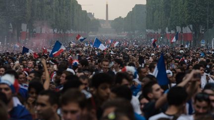 Des supporters célébrent la victoire de la France en Coupe du monde; le 15 juillet 2018 à Paris.&nbsp; (SAMUEL BOIVIN / CROWDSPARK / AFP)