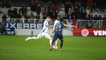 Gaëtan Charbonnier et Sofiane Hanin au duel lors d'Auxerre-Paris FC en Ligue 2 le 1er février 2022. (MARION BOISJOT / MAXPPP)