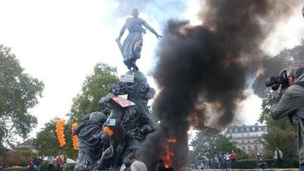 &nbsp; (Place de la Nation, ce jeudi après-midi, certains éleveurs ont laissé exploser leur colère © Radio France - Benjamin Illy)