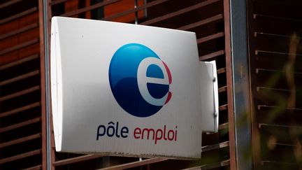 Un logo d'une agence Pôle emploi à Andernos-les-Bains (Gironde), le 9 août 2023. (VINCENT FEURAY / HANS LUCAS / AFP)