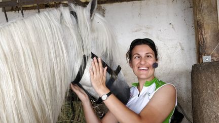 Laetitia Bernard, journaliste à Radio France, lors d'une étape du Tour de France 2019, en tandem, a visité une écurie au col du Tourmalet (Hautes-Pyrénées), le 5 juillet 2019. (NICOLAS MATHIAS / FRANCE-INFO)