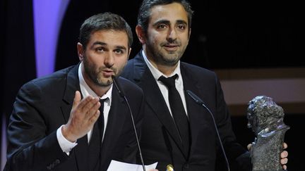 Olivier Nakache (à gauche) et Eric Toledano (à droite) reçoivent le Goya du meilleur film européen à Madrid pour "Intouchables" (17 février 2013)
 (Eduardo Dieguez / AFP)