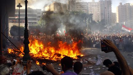 Des opposants au pr&eacute;sident Mohamed Morsi br&ucirc;lent des meubles r&eacute;cup&eacute;r&eacute;s dans un bureau du parti au pouvoir, le 28 juin 2013 &agrave; Alexandrie (Egypte). (AFP)