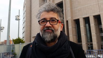 Erol Önderoglu, correspondant de Reporters sans frontières en Turquie, ici photographié à Istanbul en janvier 2017 (RADIO FRANCE / ÉLISE DEL)