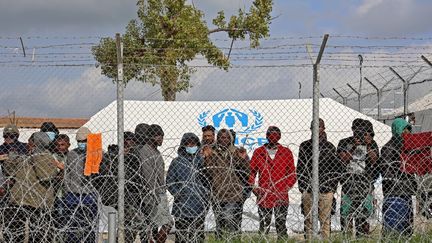 Des demandeurs d'asile dans le camp de Pournara, à Chypre, le 1er février 2021. (CHRISTINA ASSI / AFP)