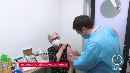 Un pharmacien réalisant une injection contre le Covid-19. (France 2)