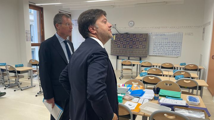 Benoit Payan, maire de Marseille, et Christophe Mirmand, préfet des Bouches-du-Rhône, dans une classe rénovée d'une école marseillaise, le 4 septembre 2024. (RADIOFRANCE / PAUL TILLIEZ)