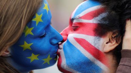 Deux activistes contre le Brexit  (Reuters/ Hannibal Hanschke)