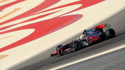 Le pilote Lewis Hamilton, sur McLaren&nbsp;Mercedes, lors du Grand Prix du Bahre&iuml;n, le 14 mars&nbsp;2010. (KARIM SAHIB / AFP)