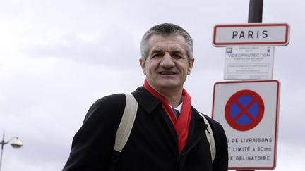 Le d&eacute;put&eacute; Jean Lassalle au d&eacute;part de son tour de France, &agrave; Paris, en avril 2013.&nbsp; (KENZO TRIBOUILLARD / AFP)
