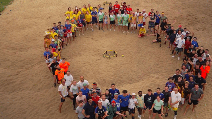 Vacances : le spikeball, un succès qui rebondit sur les plages françaises