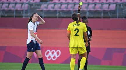 L'arbitre Salima Mukansanga lors du match de football féminin de quart de finale des Jeux Olympiques de Tokyo 2020 entre la Grande-Bretagne et l'Australie, au stade Ibaraki Kashima, le 30 juillet 2021. (SHINJI AKAGI / JIJI PRESS)