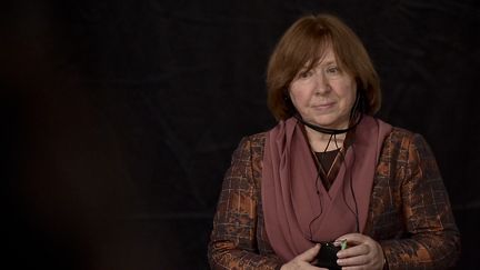 La journaliste et écrivaine biélorusse&nbsp;Svetlana Alexievich&nbsp;à Bogota (Colombie), le 19 avril 2016. (GUILLERMO LEGARIA / AFP)