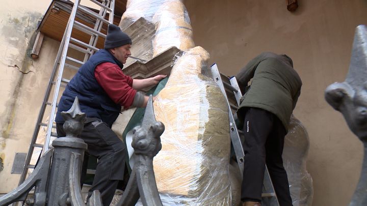 Les habitants de Lviv ont entouré ces derniers jours les statues de la ville. (France Télévisions)