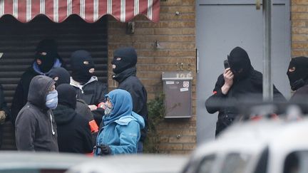 Des policiers bloquent une rue de Molenbeek, le 18 mars 2016, près de Bruxelles (Belgique), le jour de l'arrestation de Salah Abdeslam.&nbsp; (FRANCOIS LENOIR / REUTERS)