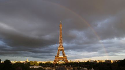 La tour Eiffel sous un arc-en-ciel &agrave; Paris, le 28 mai 2013. (BENOIT TESSIER / REUTERS)