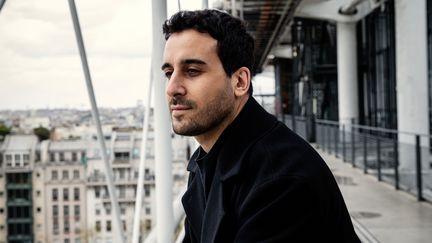 L'artiste suédois d'origine palestinienne Tarik Kiswanson, au Centre Georges Pompidou, en 2023. (JULIE ANSIAU)