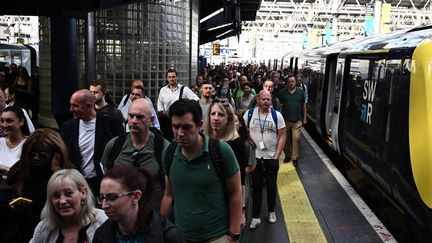 Une nouvelle étude l’atteste, le budget transport des Français est en forte hausse.&nbsp;La journaliste Sandrine&nbsp;Feydel&nbsp;était sur le plateau du 12/13 pour en donner des précisions jeudi 23 juin. (BEN STANSALL / AFP)