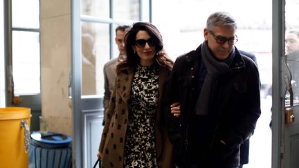 L'acteur Georges Clooney et sa femme Amal Clooney quittent leur hôtel à Paris, le 26 février 2017. (MEHDI TAAMALLAH / NURPHOTO / AFP)