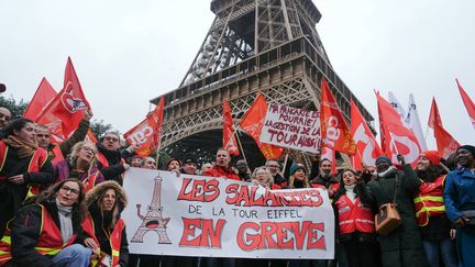 Des salariés de la tour Eiffel protestent devant le monument jeudi 22 février. (DIMITAR DILKOFF / AFP)