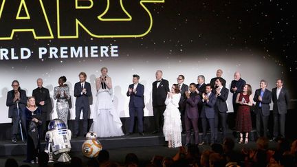 L'équipe de Star Wars 7 sur scène le 14 décembre 2015. (JESSE D. GARRABRANT / NBAE / GETTY IMAGES / AFP)