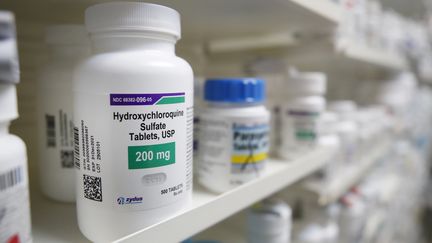 Un flacon d'hydroxychloroquine dans une pharmacie à Provo, dans l'Utah (Etats-Unis), le 20 mai 2020. (GEORGE FREY / AFP)