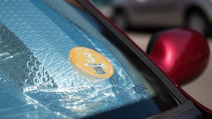 Une vignette Crit'Air sur une voiture à Strasbourg (Bas-Rhin), le 6 août 2018. (DAVID BETZINGER / HANS LUCAS / AFP)