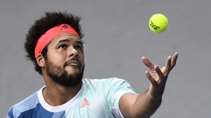 Le Français Jo-Wilfried Tsonga au service (MIGUEL MEDINA / AFP)