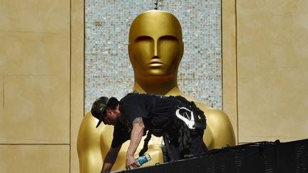 Des employ&eacute;s terminent les pr&eacute;paratifs avant la c&eacute;r&eacute;monie des Oscars, le 18 f&eacute;vrier 2015 &agrave; Hollywood (Etats-Unis). (MARK RALSTON / AFP)