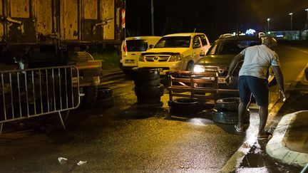 Un barrage routier, à Remire-Montjoly, en Guyane, le 10 avril 2017. (JODY AMIET / AFP)