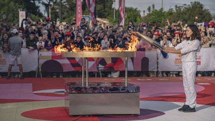 Elle n'a pas "traîné des pieds", la femme chocolat. Olivia Ruiz a offert sa plus belle foulée au public de Carcassonne, avant d'enflammer non pas la scène, mais le chaudron olympique, le 16 mai. (IDRISS BIGOU-GILLES / HANS LUCAS / AFP)