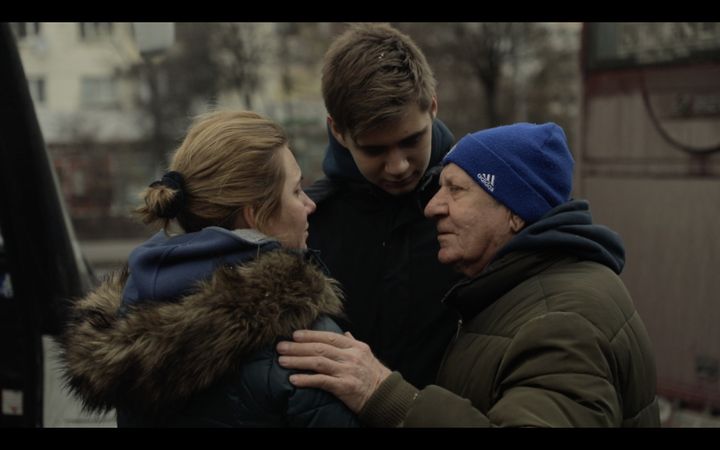 A family leaves on March 3, 2022, in kyiv (Ukraine).  (FLORIAN LE MOAL / FRANCE TELEVISIONS)