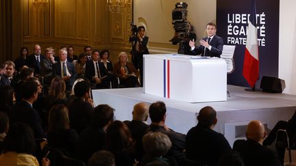 Le président français, Emmanuel Macron, lors d'une conférence de presse à l'Elysée, à Paris, le 16 janvier 2024. (LUDOVIC MARIN / AFP)