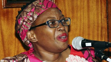 La chercheuse Stella Nyanzi s'exprime le 1er août 2019 lors de son procès à Kampala, la capitale ougandaise. Elle a été condamnée à dix-huit mois de prison pour&nbsp;avoir harcelé en ligne le&nbsp;président Museveni.&nbsp;&nbsp; (RONALD KABUUBI/AP/SIPA / SIPA)