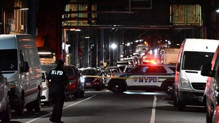 Des policiers sont sur le site d'une fusillade qui a fait au moins quatre morts et des dizaines de blessés à Birmingham (Etats-Unis), le 22 septembre 2024. (KYLE MAZZA / NURPHOTO / AFP)