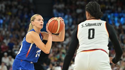 La Française Marine Johannès face à l'Allemande Satou Sabally en quart de finale des JO, le mercredi 7 août 2024. (DAMIEN MEYER / AFP)