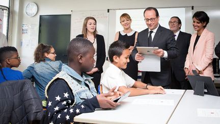 &nbsp; (François Hollande et Najad Vallaud-Belkacem en visite dans un collège début mai © MaxPPP)