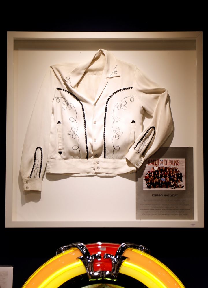 Le blouson que Johnny portait sur la&nbsp;mythique photo de la bande de "Salut les copains", en 1966. (CHARLES PLATIAU / REUTERS)