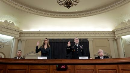 Le lieutenant-colonel Alexander Vindman, conseiller à la Maison Blanche, et Jennifer Williams, conseillère du vice-président Mike Pence pour les affaires européennes et russes, s'apprêtent à témoigner devant&nbsp;la commission du Renseignement de la Chambre des représentants, à Washington D.C. (Etats-Unis), le 19 novembre 2019.&nbsp; (CHIP SOMODEVILLA / CONSOLIDATED NEWS PHOTOS / AFP)