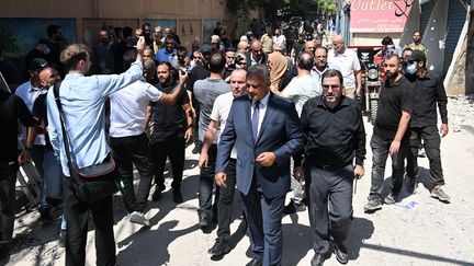 Le ministre libanais de la Culture, Mohammed Morteza (au centre), marche près du bâtiment détruit par la frappe israélienne, à Beyrouth (Liban), le 31 juillet 2024. (HOUSSAM SHBARO / ANADOLU)