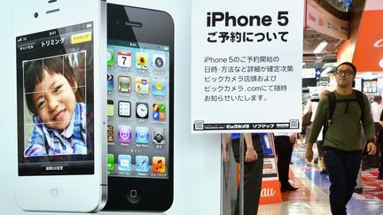 Une publicit&eacute; pour l'iPhone 5, le 13 septembre 2012 &agrave; Tokyo (Japon). (YOSHIKAZU TSUNO / AFP)