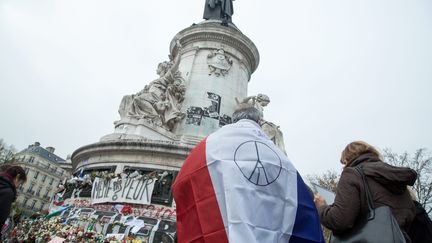 Des personnes se recueillent place de la République à Paris, le 27 novembre 2015. (MAXPPP)