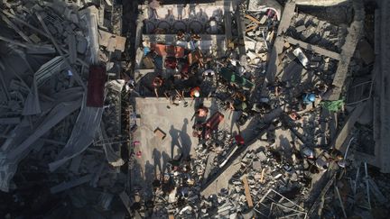 Palestinians inspect the ruins of a building after Israeli bombardments on the Al-Shati refugee camp in the Gaza Strip, October 12, 2023. (HATEM MOUSSA / AP / SIPA)