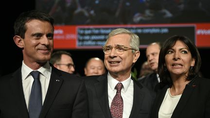 Manuel Valls, Claude Bartolone et Anne Hidalgo, le 3 décembre 2015 lors d'un meeting à Paris. (MARTIN BUREAU / AFP)