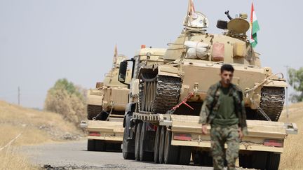 Des peshmergas progressent contre le groupe Etat islamique dans la province de Niniveh (Irak), lundi 15 août 2016. (HAMIT HUSEYIN / ANADOLU AGENCY / AFP)