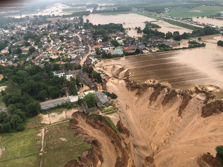 Sous l'effet des inondations, un gigantesque glissement de terrain est survenu à Erftstadt, en&nbsp;Rhénanie-du-Nord-Westphalie (Allemagne), le 15 juillet 2021. (RHEIN-ERFT-KREIS / AFP)