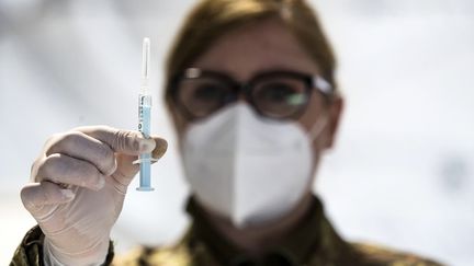 Une soldate italienne tient une dose de vaccin AstraZeneca (photo d'illustration). (ANGELO CARCONI / ANSA)