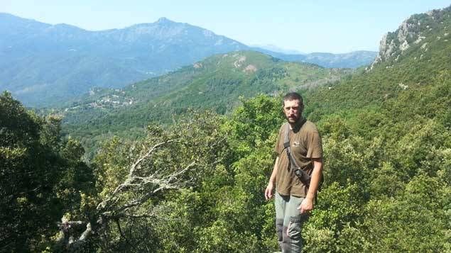 &nbsp; (Julien Bosc, 37 ans, berger "rockeur" habitant à Porri, a accueilli et nourri notre reporter en musique © Radio France / Benjamin Illy)